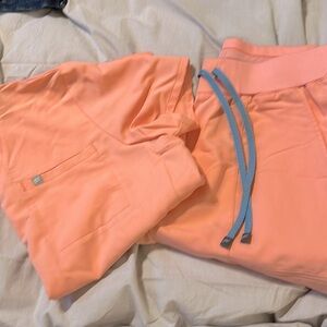Fabletics scrub set size medium petite . Beautiful peach color .